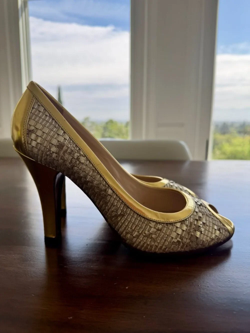 FENDI Spuntata Intreccio Oro / Gold Woven Leather Peep Toe Pump